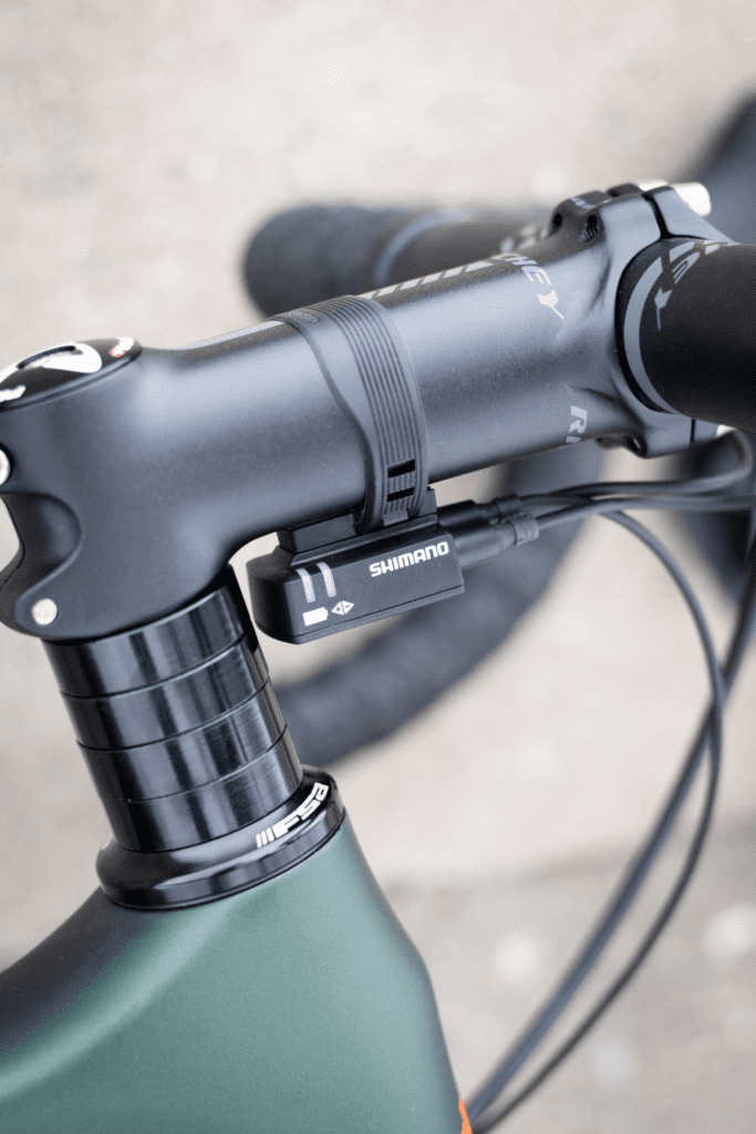 Bicicleta equipada com peças Shimano. Foto de Mark Hansen, Pexels.