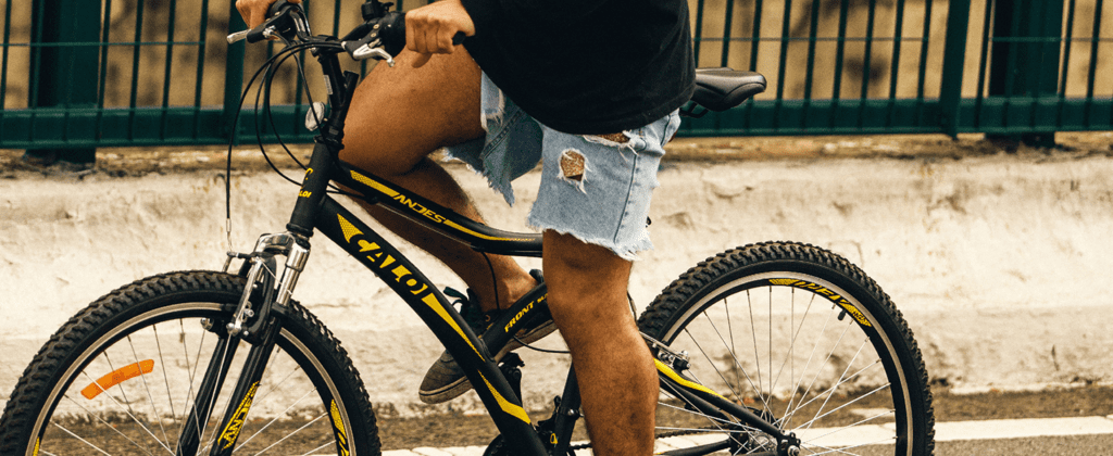 Ciclista andando com uma Caloi Velox. Imagem retirada da Amazon.