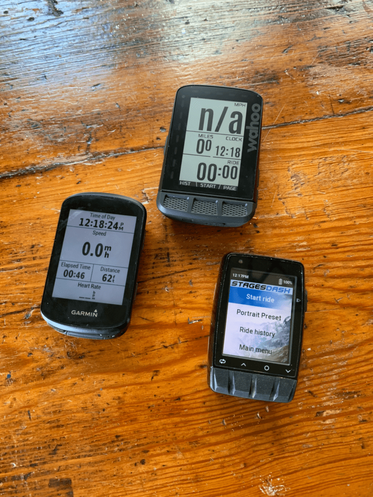 Edge 530, á esquerda, ao lado de outros ciclocomputadores. Foto de Glory Cycles, Flickr.