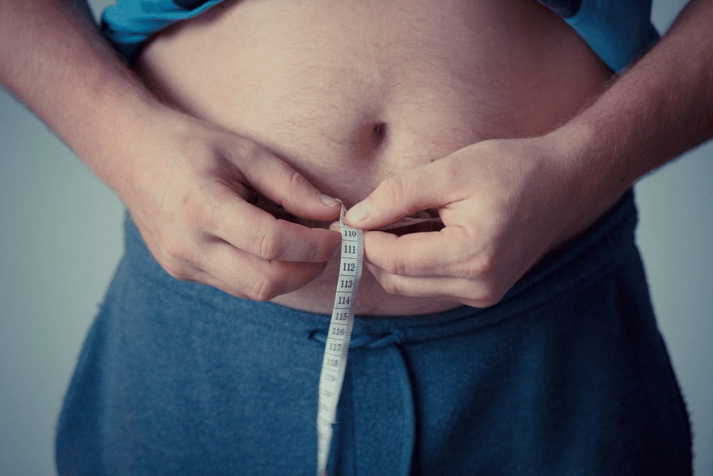 Homem medindo a barriga - Fonte: Pixabay