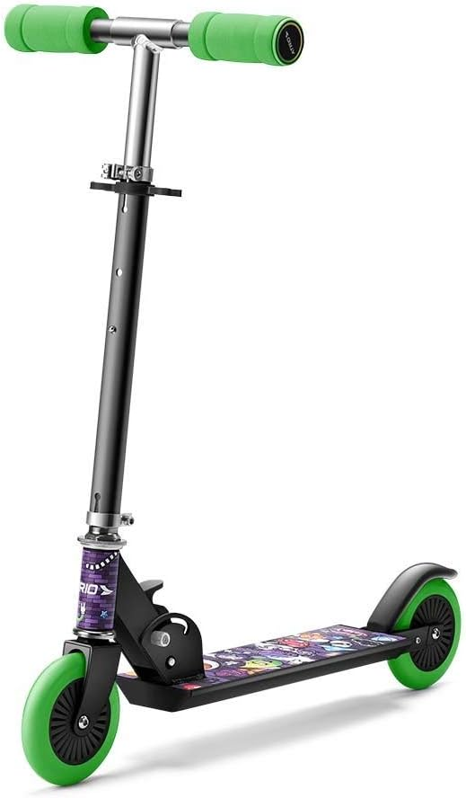 Imagem mostrando o Patinete Atrio Monster 2, que é visto parcialmente de lado, tem estrutura na cor preta, manoplas e rodas na cor verde, e deck com monstrinhos decorativos impressos. O fundo é branco. Imagem: Amazon.