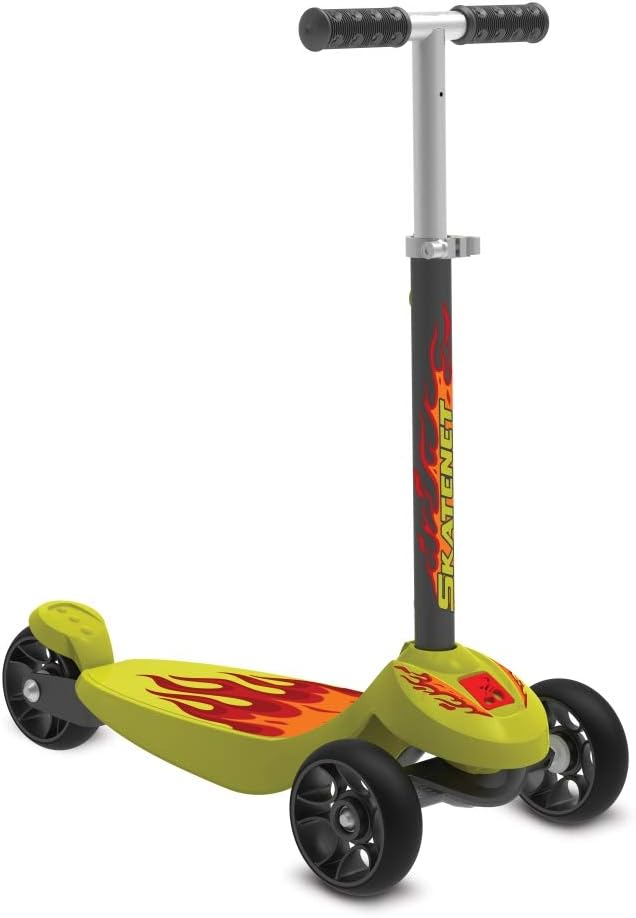 Imagem mostrando o Patinete Skatenet Plus Verde, visto de lado. O patinete possui guidão prateado, manoplas, estrutura e rodas preto fosco, e deck verde, com uma estampa radical de chamas vermelhas e laranjas. O fundo é branco. Imagem: Amazon.